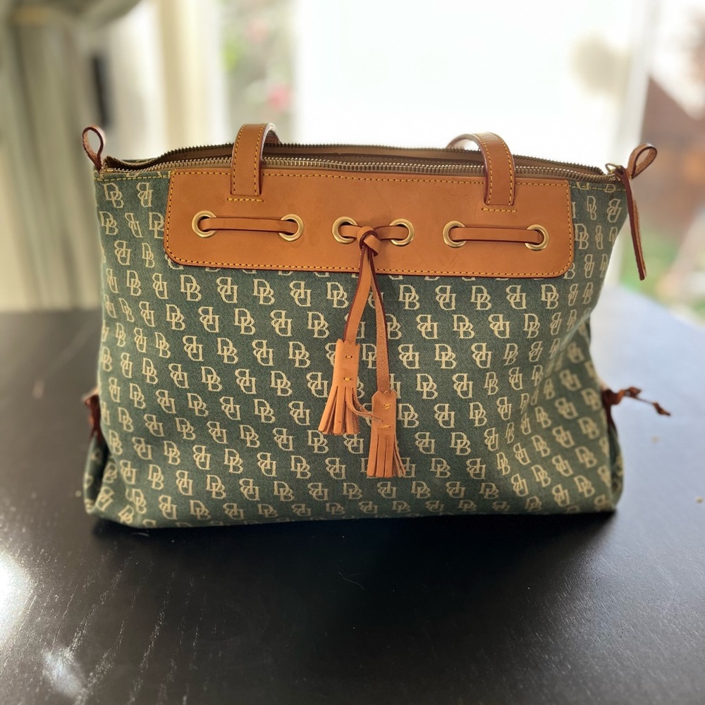 NWOT Dooney & Bourke Large Tassel Zip Top Handbag